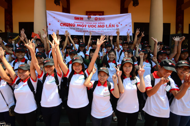 Các em học sinh chụp ảnh lưu niệm tại Văn miếu Trấn Biên (Biên Hòa Đồng Nai) sáng 22-7 - Ảnh: Thanh Tùng