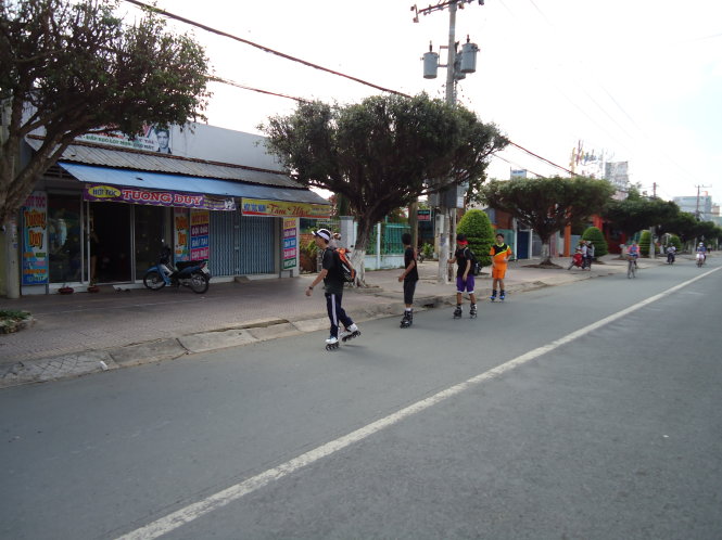 Nhiều thanh niên trượt patin trên đường Phạm Thái Bường, TP Vĩnh Long