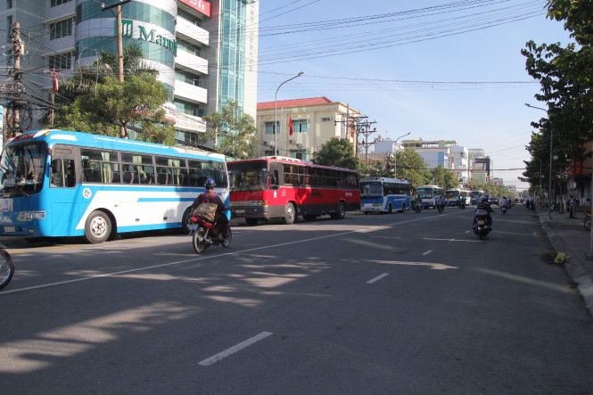 Xe khách đậu thành hàng dài trước trụ sở Sở Giao thông vận tải tỉnh Tiền Giang để phản đối “xe dù” - Ảnh:  Mậu Trường