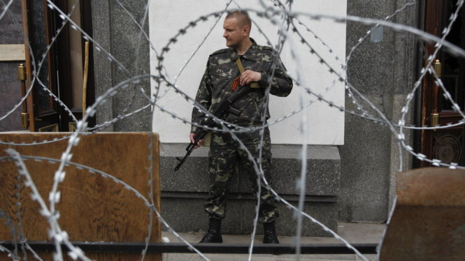 Binh sĩ canh gác tại vùng Luhansk - Ảnh: Reuters