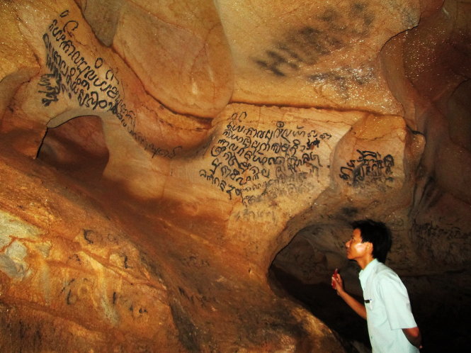 Chữ Champa cổ viết trên vách đá trong động Phong Nha  Ảnh: LAM GIANG