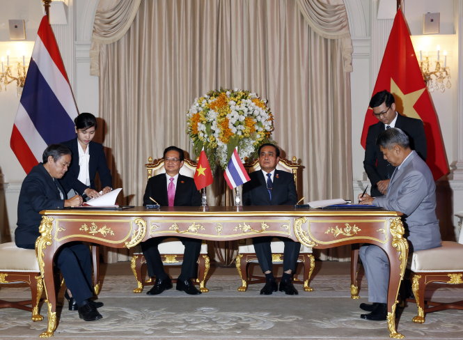Thủ tướng Nguyễn Tấn Dũng và Thủ tướng Thái Lan Prayuth Chan-ocha chứng kiến lễ ký văn kiện Việt Nam - Thái Lan. Trong ảnh: lễ ký bản ghi nhớ về hợp tác giữa tỉnh Long An và tỉnh Trat - Ảnh: TTXVN
