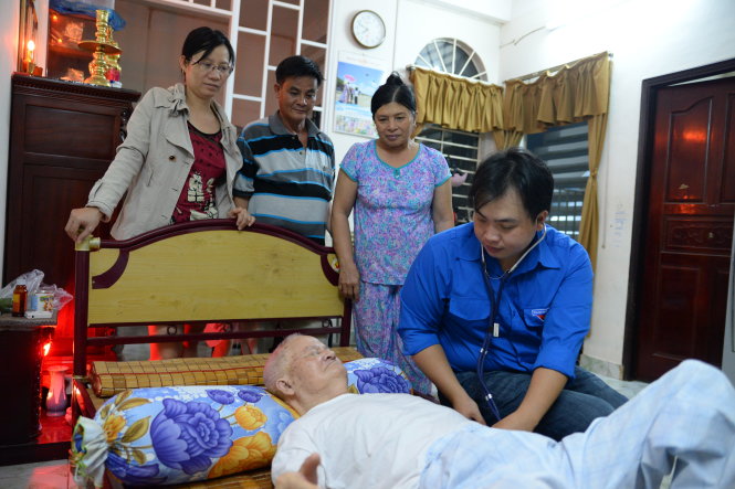 Bác sĩ Nguyễn Ngọc Khánh - khoa nội nhiễm Bệnh viện Thống Nhất TP.HCM - khám bệnh tại nhà một bệnh nhân ở quận Tân Phú  Ảnh: Hữu Khoa