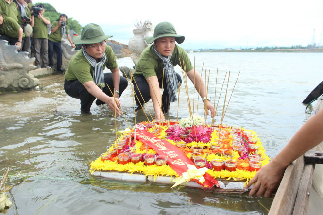 Thả hoa đăng trên sông Thạch Hãn (Quảng Trị) chiều 23-7 để tưởng nhớ các anh hùng liệt sĩ - Ảnh: Hà Bình