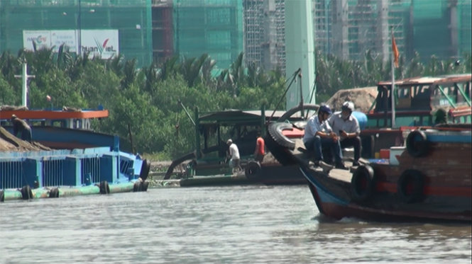 Bến bãi trái phép bên bờ sông Sài Gòn - Ảnh: Chế Thân