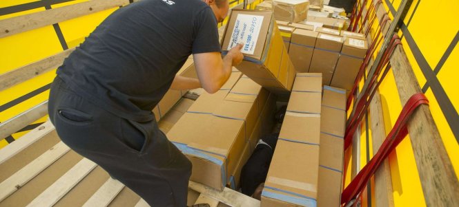 Cảnh sát phát hiện người nhập cư trốn trong thùng xe tải từ Pháp sang Anh - Ảnh: AFP