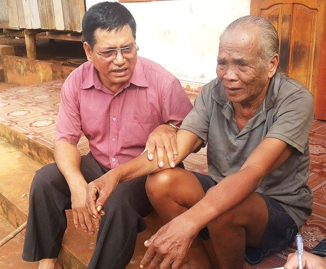 Ông Rơ Châm Kluch - bí thư Đảng ủy xã Ia Pnon - trò chuyện cùng Ksor Rnhang - một trong nhiều người Campuchia đã trốn chạy Pol Pot qua Việt Nam dựng làng sinh sống năm 1976 - Ảnh: T.B.D.