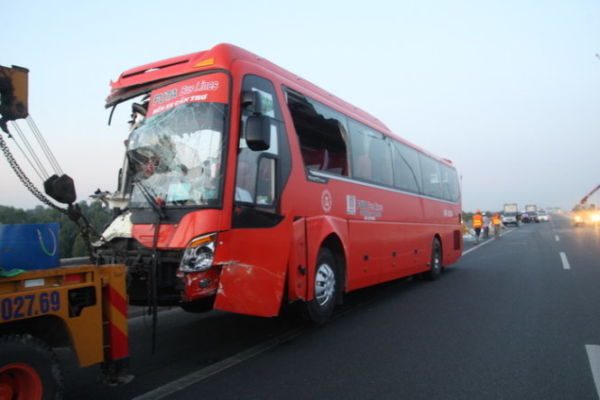 Hiện trường vụ xe khách tông 2 xe tải trên cao tốc TP.HCM - Trung Lương ngày 28-3-2015 -  Ảnh: CTV