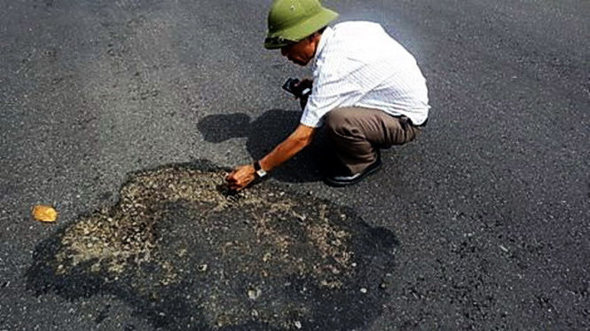 Một vị trí mặt đường quốc lộ 1 bị hoá chất gây hư hỏng 