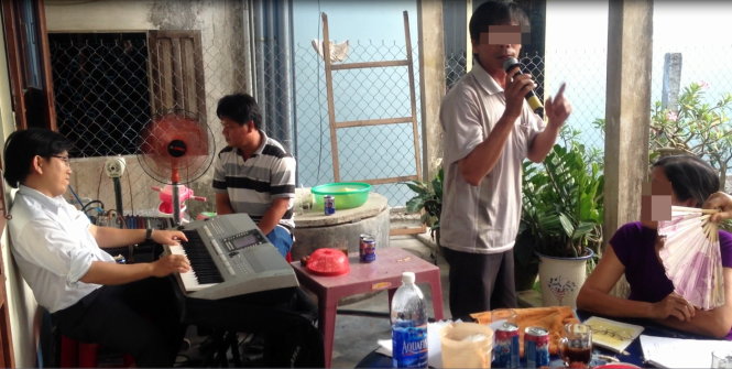 Hát nhạc sống ở một xã thuộc huyện Đông Hòa (tỉnh Phú Yên) Ảnh: DUY THANH