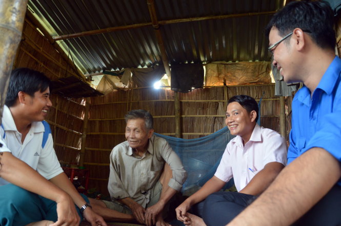 Các bạn đoàn viên trong một lần đến thăm ông BéẢnh: NGỌC TÀI