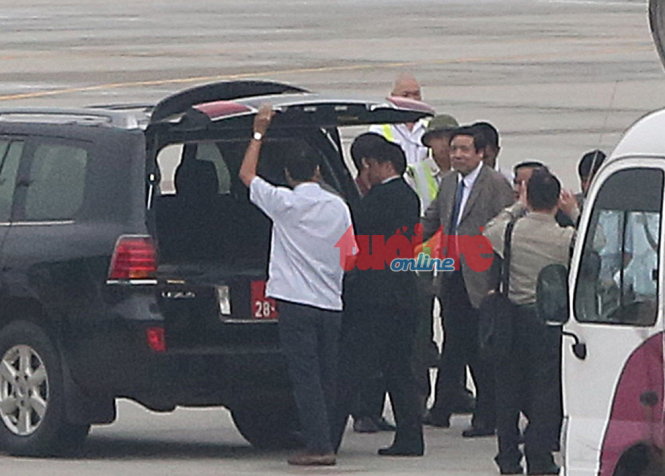 Đại tướng Phùng Quang Thanh tươi cười khi vừa xuống sân bay 