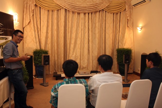 Không gian phòng nghe được coi là rất quan trọng với giới audiophile, việc đặt cây cảnh hay các vật trang trí sẽ giúp thời gian nghe nhạc thoải mái hơn - Ảnh: Trần Công Tiến