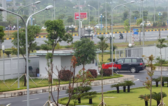 Xe Lexus biển số TH-28-09 sau khi đón Đại tướng Bộ trưởng Phùng Quang Thanh đi qua khu vực VIP tại sân bay Nội Bài về nhà - Ảnh: Việt Dũng