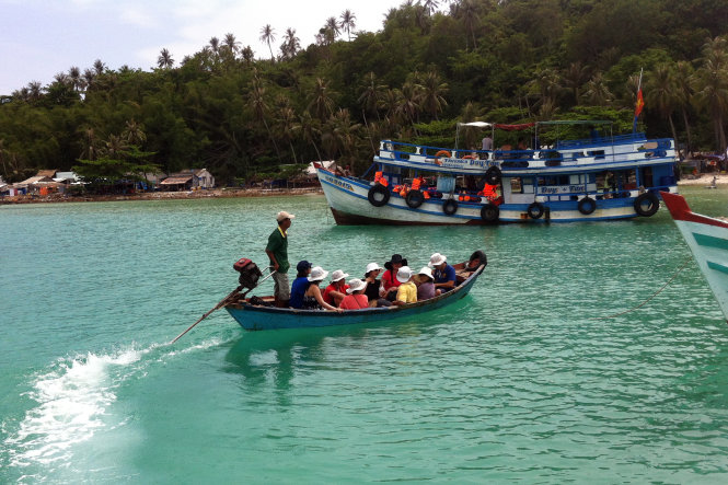 Dịch vụ trung chuyển khách lên hòn Mấu, quần đảo Nam Du - Ảnh: Mẫn Huy