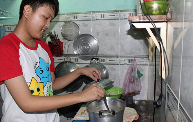 Cha mẹ đi làm thuê tận Bình Dương, ngoài việc học Huy phải tự lo chuyện bếp núc - Ảnh: Trọng Văn