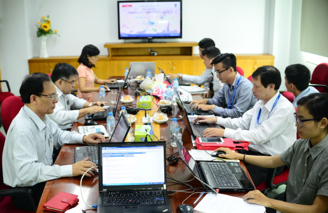Các chuyên gia tham gia trả lời thắc mắc thí sinh vào sáng 25-7    Ảnh: T.T.D.