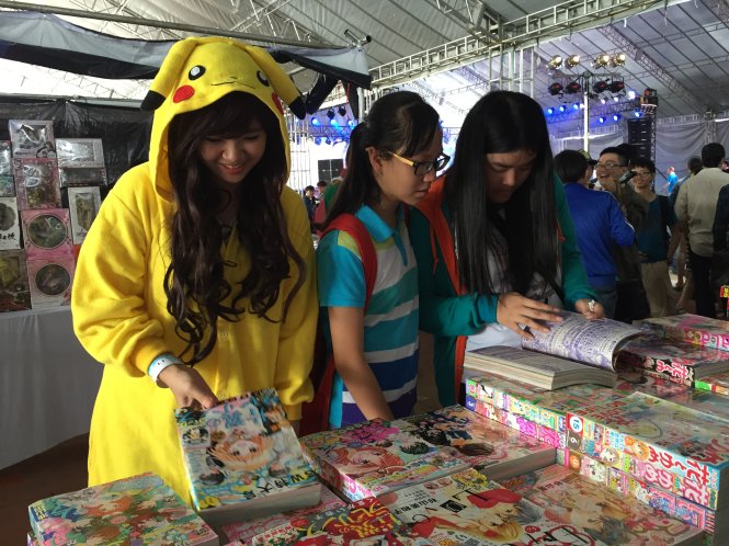 Các bạn trẻ thích thú với gian truyện tranh manga tại lễ hội - Ảnh: Diệu Nguyễn