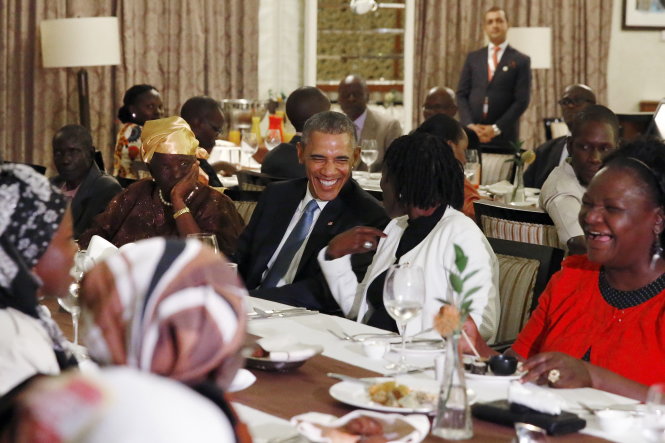 Ông Obama ăn tối với đại gia đình tại một khách sạn ở Kenya - Ảnh: Reuters