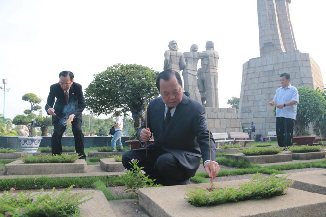 Ông Lê Thanh Hải, bí thư Thành ủy TP.HCM, cùng các đại biểu thắp hương tại nghĩa trang liệt sĩ TP.HCM sáng 25-7 - Ảnh: Tiến Long