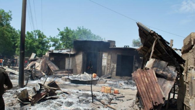 Các ngôi nhà của người dân bị lực lượng Boko Haram đốt cháy tại làng chài Zabarmari gần thành phố Maiduguri, Nigeria - Ảnh: Reuters
