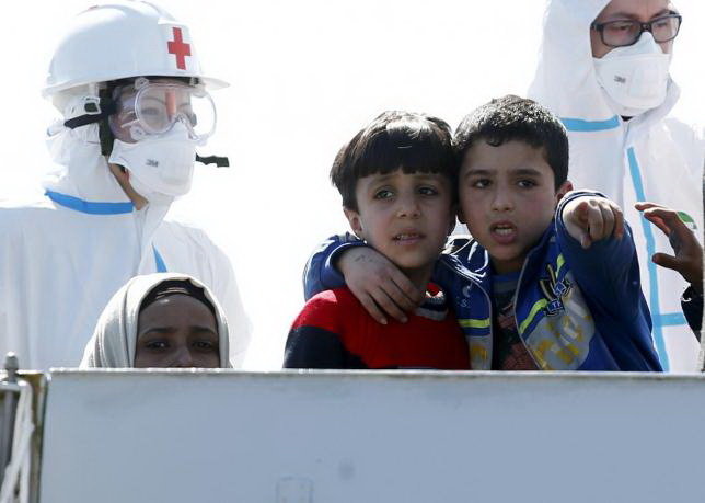 Những di dân trẻ em đã được đưa về cảng Augusta trên đảo Sicily hồi tháng 4-2015 - Ảnh: Reuters