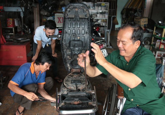 Ông Phan Văn Tịnh sửa xe máy - Ảnh: Tiến Long