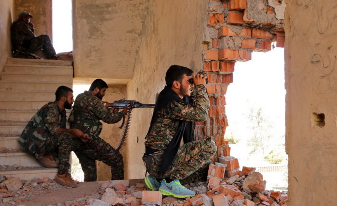 Các binh sỹ thuộc lực lượng người Kurd đang theo dõi việc di chuyển của lực lượng IS đóng quân tại Ghwayran - Ảnh: Reuters