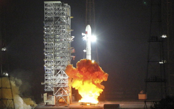 Tên lửa Long March 3C mang theo vệ tinh dẫn đường thứ 6 của hệ thống Beidou rời khỏi bệ phóng - Ảnh: Reuters