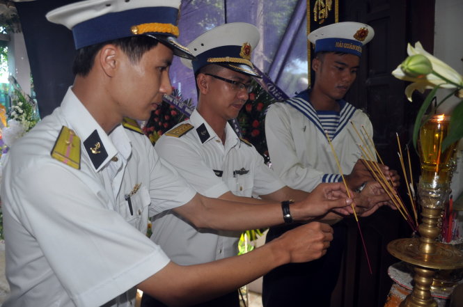 Sĩ quan, chiến sĩ trẻ lữ đoàn 125 thắp hương kính viếng má Mười Riều  Ảnh: ĐÔNG HÀ