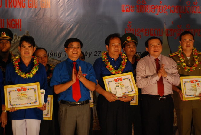 20 thanh niên tiêu biểu của Quảng Trị và Savannakhet được tuyên dương vì thành tích tham gia bảo vệ cột mốc biên giới chung trong những năm qua - Ảnh: Quốc Nam