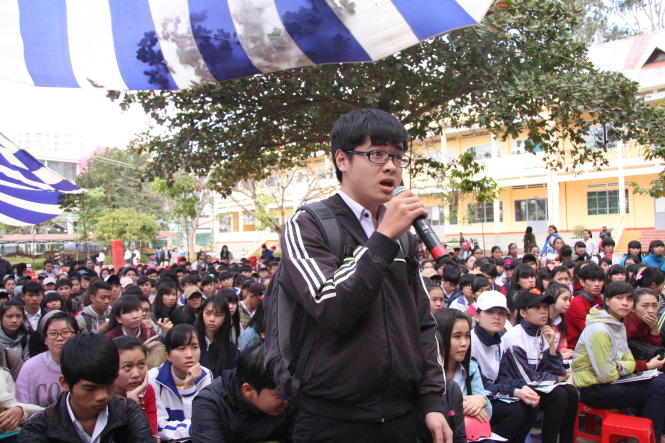Thí sinh vùng sâu, vùng xa rất cần thông tin. Ảnh: học sinh tham gia Chương trình tư vấn tuyển sinh - hướng nghiệp 2015 do báo Tuổi Trẻ tổ chức tại Đắk Lắk Ảnh: TRẦN HUỲNH
