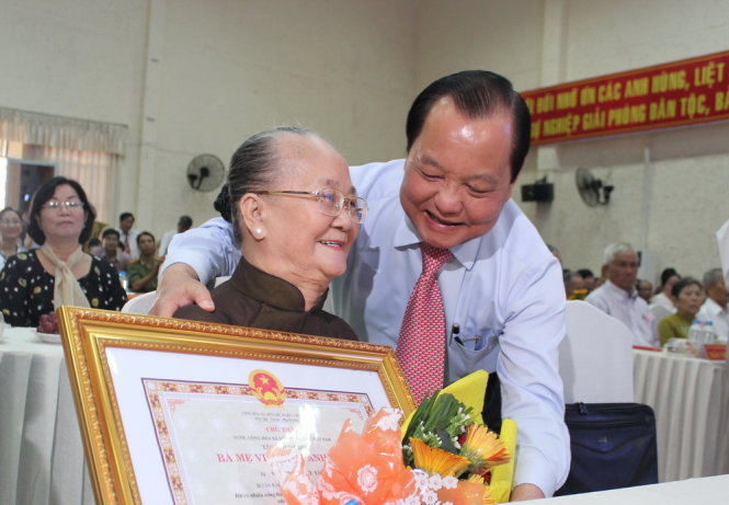 Ủy viên Bộ Chính trị, Bí thư Thành ủy TP.HCM Lê Thanh Hải trao tặng danh hiệu Bà mẹ Việt Nam anh hùng cho mẹ Nguyễn Thị Hữu Tài, ngụ P.6, Q.4 Ảnh: M.HOA