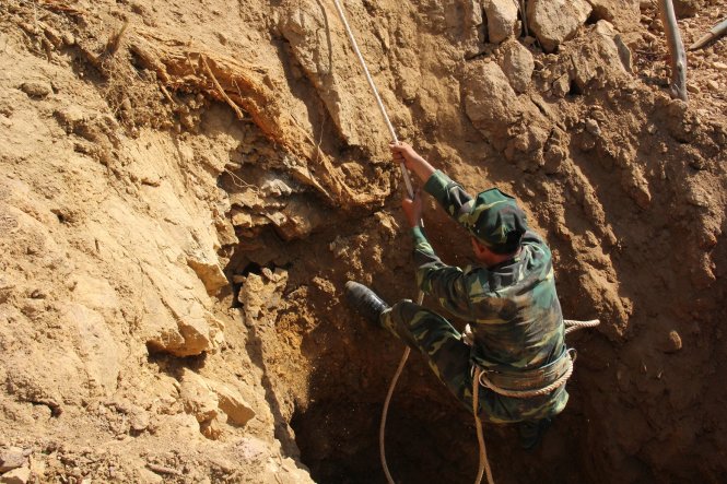 Lực lượng công binh xuống các hầm kiểm tra thuốc nổ trước khi đánh sập hầm vàng Ảnh: TRẦN MAI