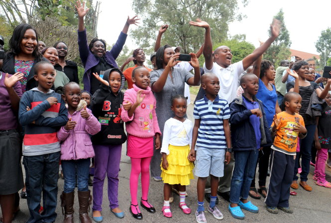 Người dân Kenya đứng bên đường chào đón Tổng thống Obama. Họ hi vọng với gốc gác Kenya, ông Obama có thể giúp đỡ cho họ - Ảnh: Reuters