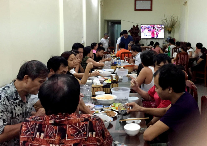 Khách du lịch ăn tối trong một nhà hàng tại huyện đảo Cô Tô chiều 27-7 - ảnh: H.Hùng