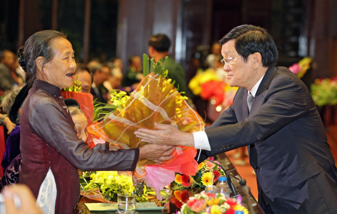 Chủ tịch nước Trương Tấn Sang tặng hoa cho các mẹ Việt Nam Anh hùng tại chương trình “Khát vọng đoàn tụ” - Ảnh: Việt Dũng