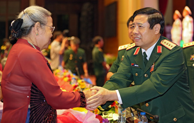 Bộ trưởng Bộ Quốc phòng, Đại tướng Phùng Quang Thanh bắt tay các mẹ Việt Nam Anh hùng tại chương trình “Khát vọng đoàn tụ” - Ảnh: Việt Dũng