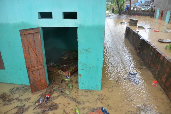 Nhiều ngôi nhà trên địa bàn phường Mông Dương (TP Cẩm Phả) ngập sâu sau mưa lớn - Ảnh: Đức Hiếu
