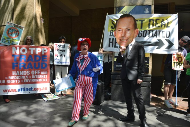 Người biểu tình phản đối TPP trước nơi họp của các bộ trưởng tại Úc hồi tháng 10-2014. Hành trình của TPP cũng rất gian nan - Ảnh: AFP