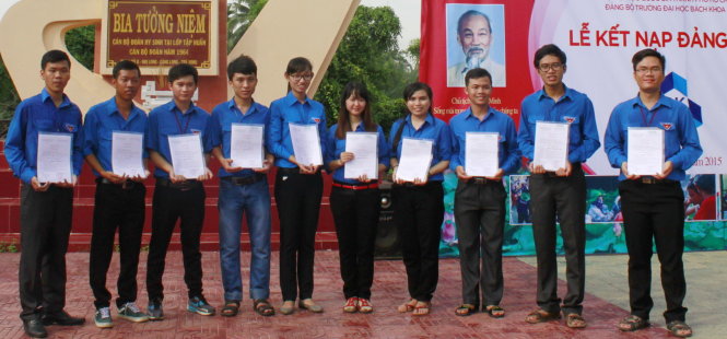 10 đảng viên mới là sinh viên ĐH Bách khoa (ĐHQG TP.HCM) trưởng thành từ Mùa hè xanh - Ảnh: Q.NG.