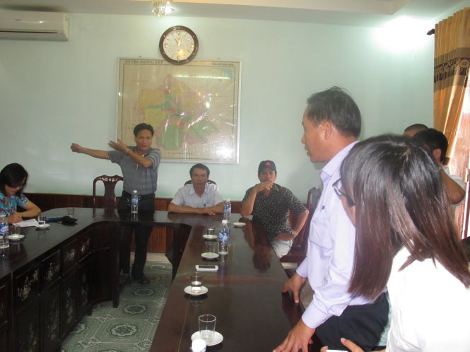 Người dân kéo lên gặp mặt đại diện UBND huyện Hương Khê tố cáo vụ lừa đảo hàng đa cấp của công ty HGP - Ảnh: Hồ Văn