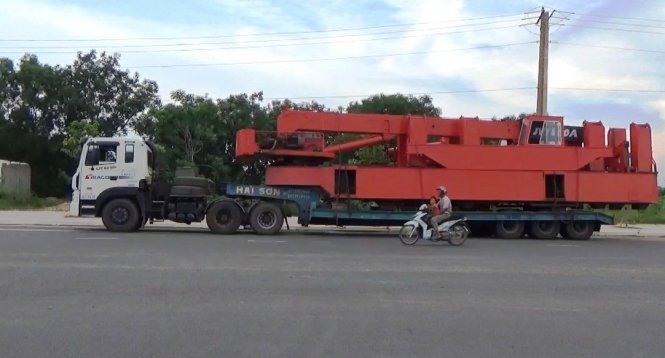Xe tải chở quá tải 55,2% dùng giấy phép giả mạo bị phạt 36,5 triệu đồng tại Bình Thuận. Phía Bình Thuận đang kiến nghị Tổng cục đường bộ kiểm soát chặt hoạt động của nhà xe này - Ảnh: NGUYỄN NAM