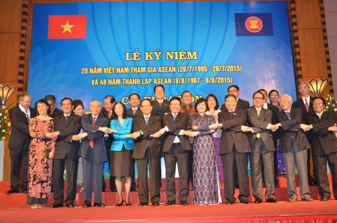 Các lãnh đạo, nguyên lãnh đạo Việt Nam, Tổng thư ký ASEAN Lê Lương Minh cùng các đại sứ, đại diện các cơ quan ngoại giao nước ngoài chụp ảnh lưu niệm tại lễ kỷ niệm 20 năm Việt Nam gia nhập ASEAN - Ảnh: Q.Trung