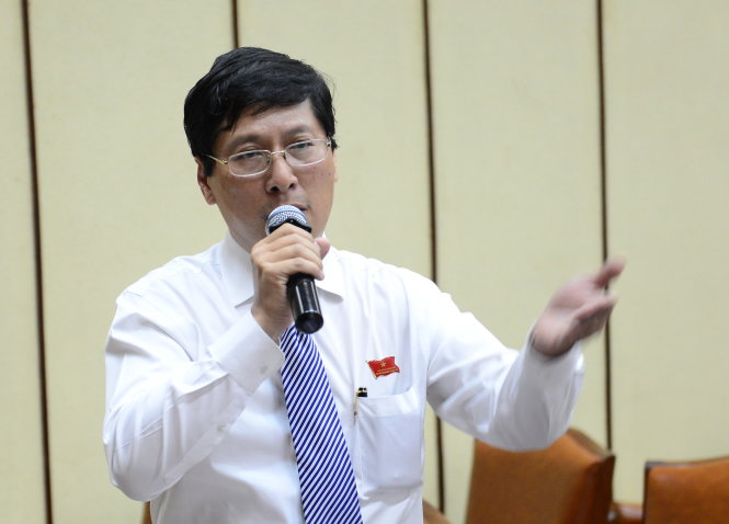Đại biểu Lâm Thiếu Quân phát biểu ý kiến trong phiên thảo luận tại tổ của kỳ họp thứ 18 HĐND TP.HCM - Ảnh: Quang Định