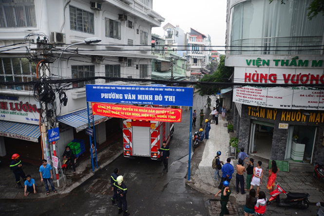 Các xe chữa cháy được điều động đến hiện trường - Ảnh: Văn Tiên