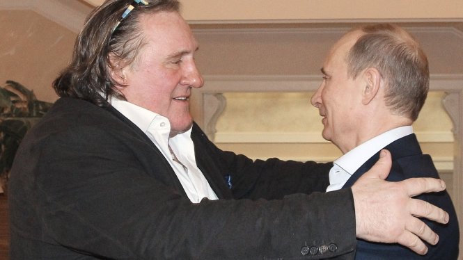 Tài tử điện ảnh Gerard Depardieu có mối quan hệ rất thân thiết với tổng thống Nga Vladimir Putin (phải) - Ảnh: Reuters