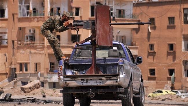 Một chiến binh người Kurd đang điều khiển súng máy chống IS tại thành phố Hasakeh miền đông bắc Syria - Ảnh: AFP