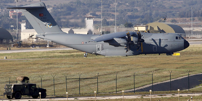 Máy bay vận tải quân sự của Thổ Nhĩ Kỳ đậu tại căn cứ không quân Incirlik ở thành phố Adana, miền nam Thổ Nhĩ Kỳ - Ảnh: Reuters