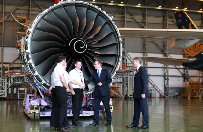 Thủ tướng Anh  David Cameron trò chuyện với các nhân viên kỹ thuật trước động cơ máy bay A350 - Ảnh: T.PHÙNG